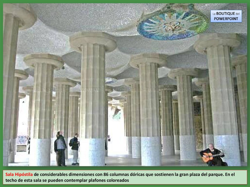 Sala Hipóstila de considerables dimensiones con 86 columnas dóricas que sostienen la gran plaza del parque.
