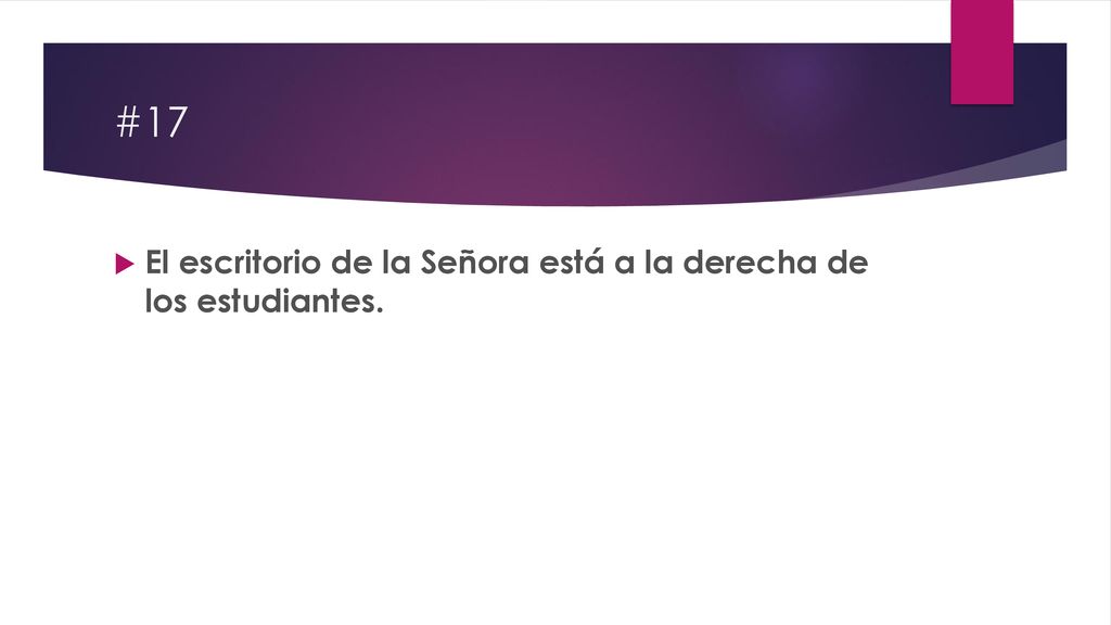 #17 El escritorio de la Señora está a la derecha de los estudiantes.