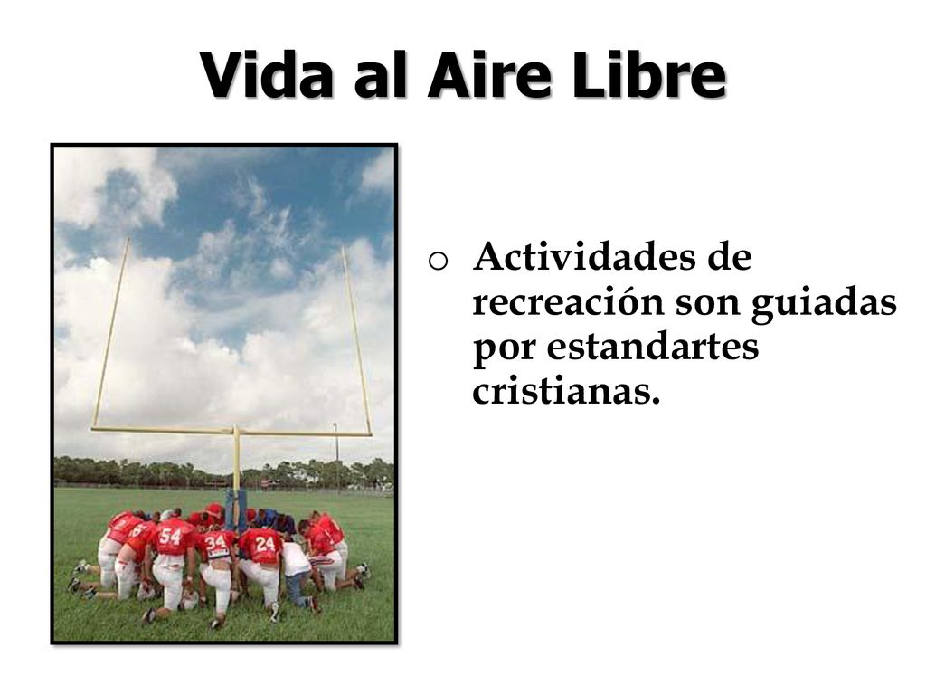 Vida al Aire Libre Actividades de recreación son guiadas por estandartes cristianas.