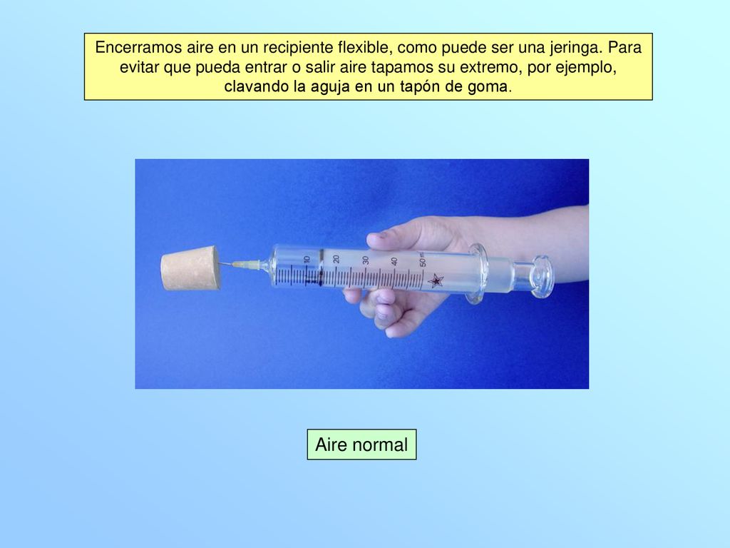 Encerramos aire en un recipiente flexible, como puede ser una jeringa