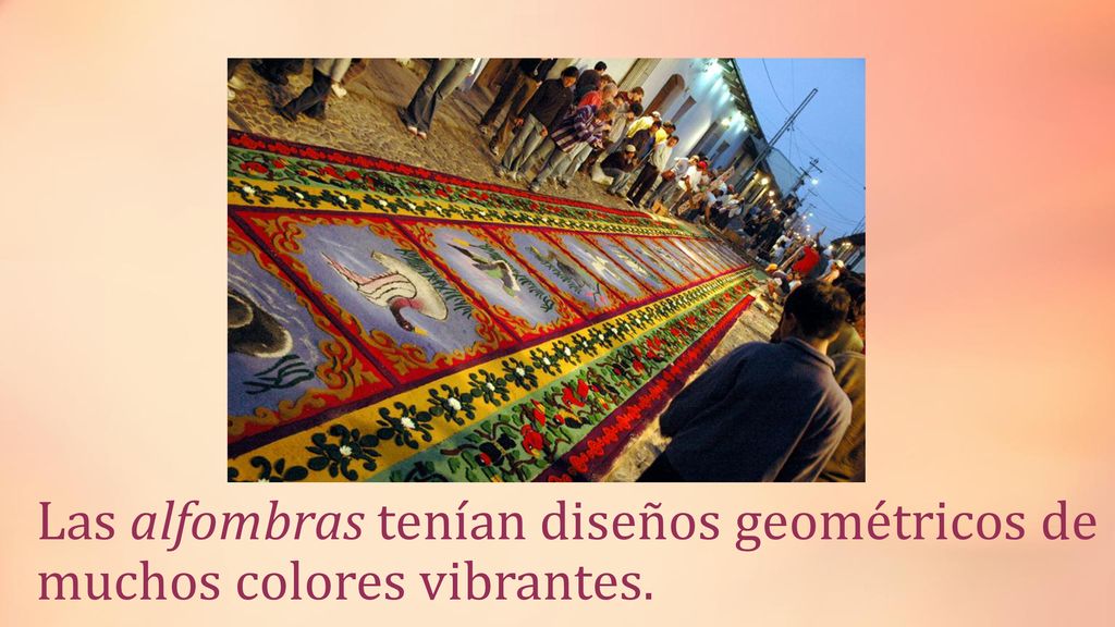 Las alfombras tenían diseños geométricos de muchos colores vibrantes.