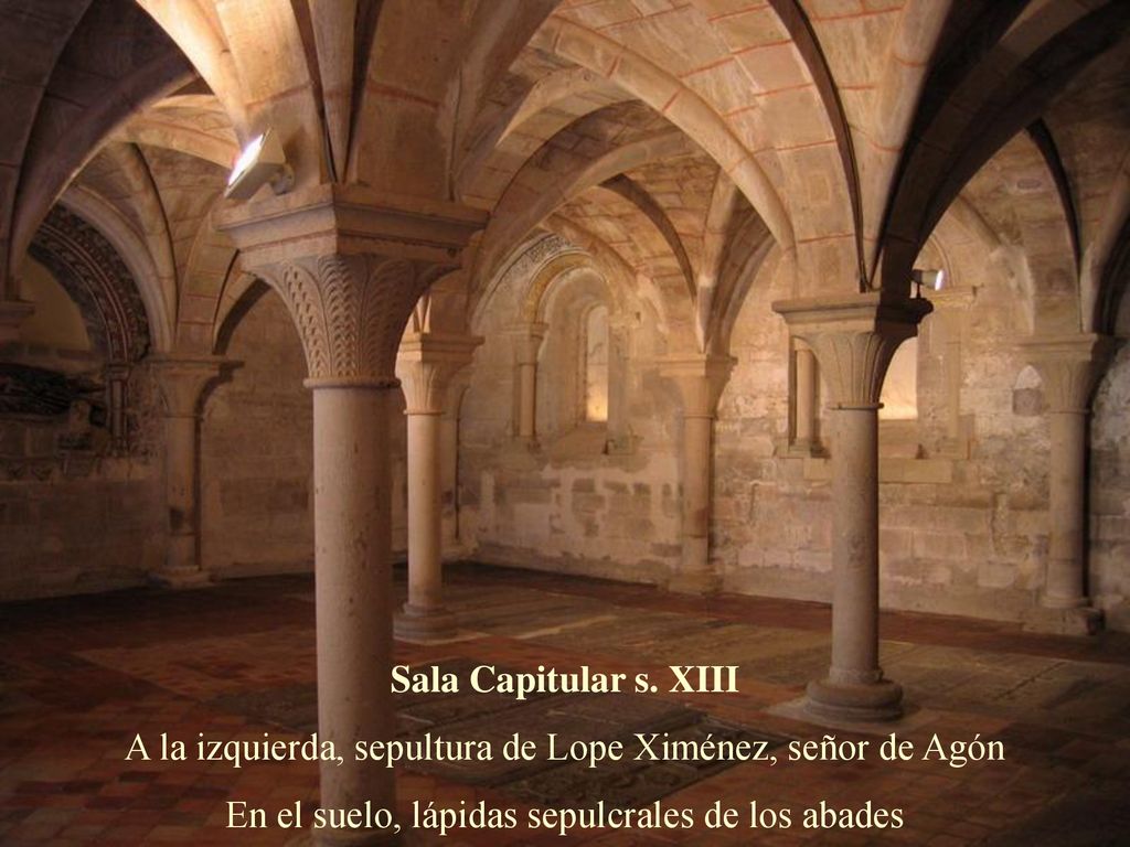 A la izquierda, sepultura de Lope Ximénez, señor de Agón