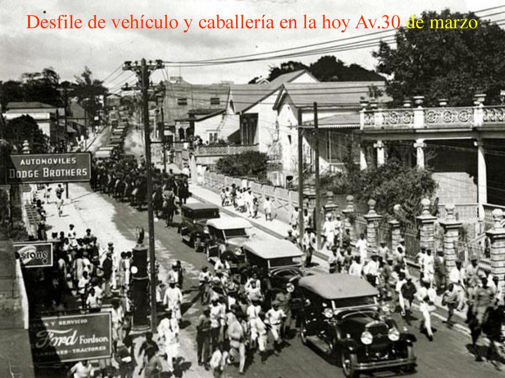 Desfile de vehículo y caballería en la hoy Av.30 de marzo