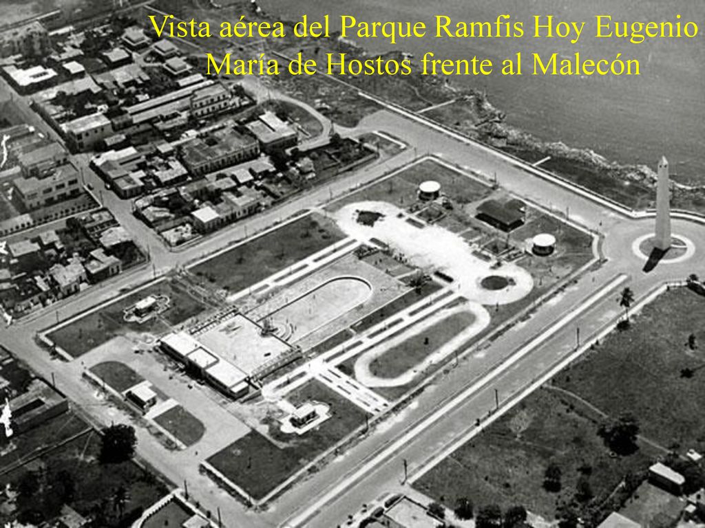 Vista aérea del Parque Ramfis Hoy Eugenio María de Hostos frente al Malecón