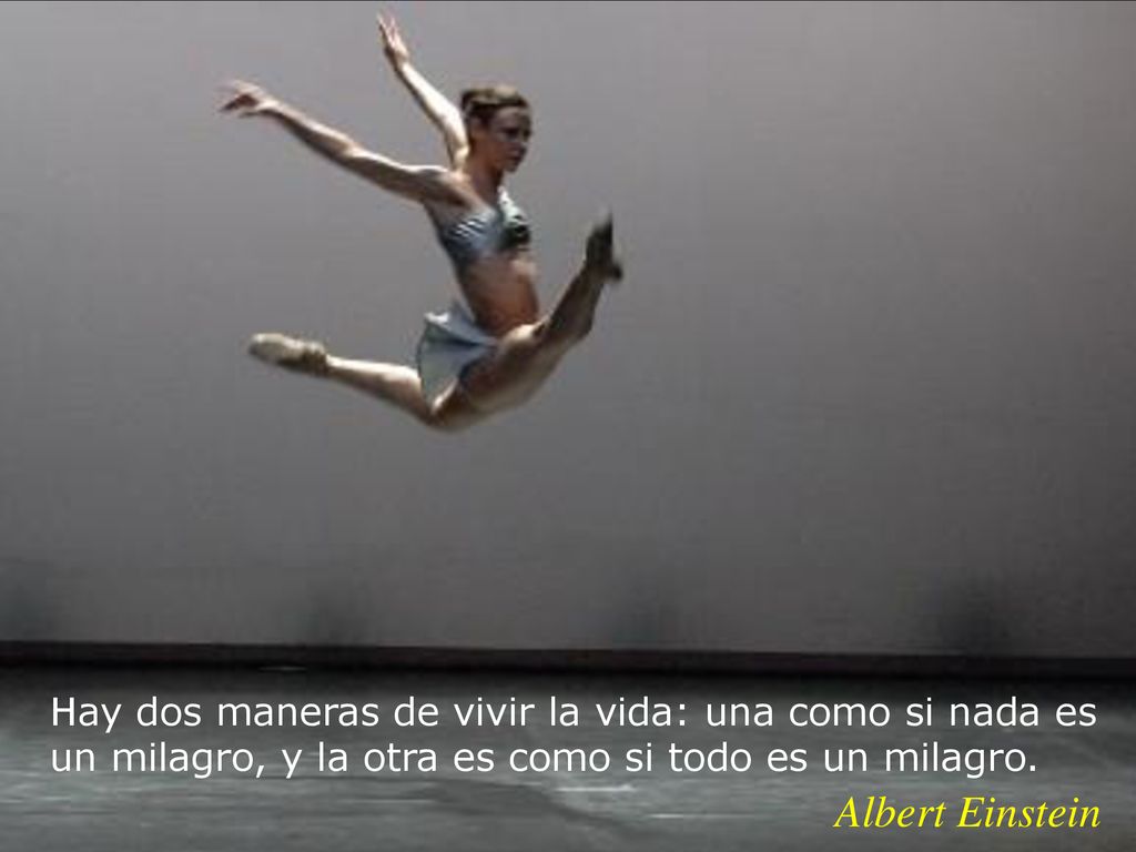 Hay dos maneras de vivir la vida: una como si nada es un milagro, y la otra es como si todo es un milagro.