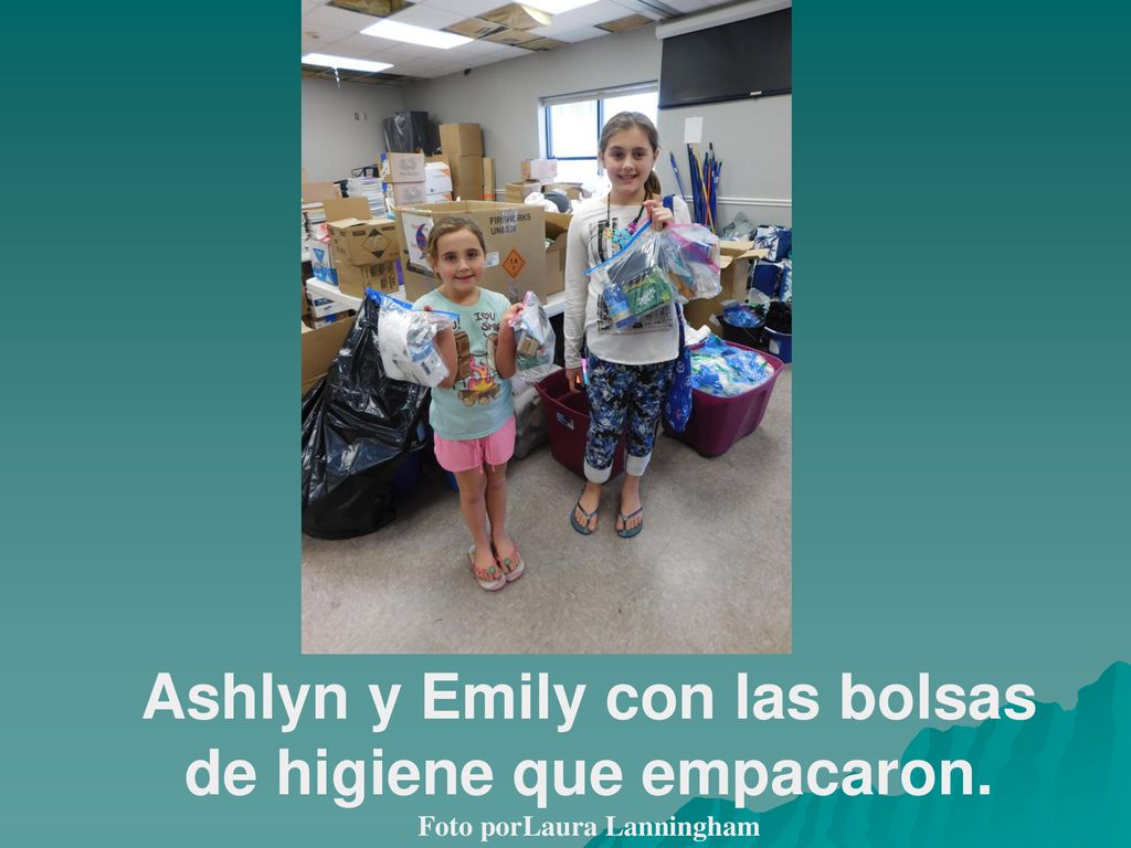 Ashlyn y Emily con las bolsas de higiene que empacaron.