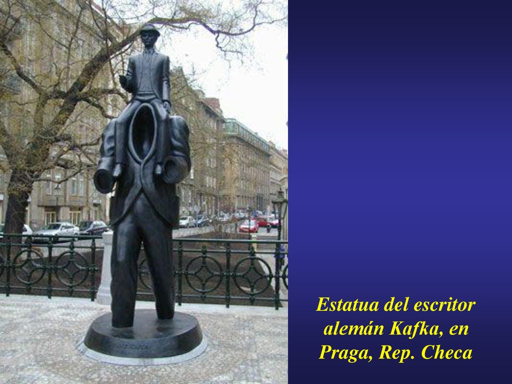 Estatua del escritor alemán Kafka, en Praga, Rep. Checa