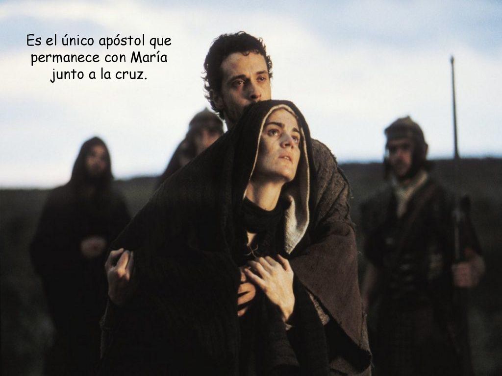 Es el único apóstol que permanece con María junto a la cruz.
