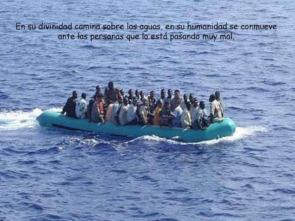 En su divinidad camina sobre las aguas, en su humanidad se conmueve ante las personas que lo está pasando muy mal.