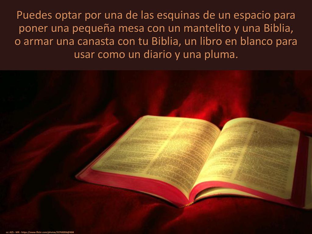 Puedes optar por una de las esquinas de un espacio para poner una pequeña mesa con un mantelito y una Biblia, o armar una canasta con tu Biblia, un libro en blanco para usar como un diario y una pluma.