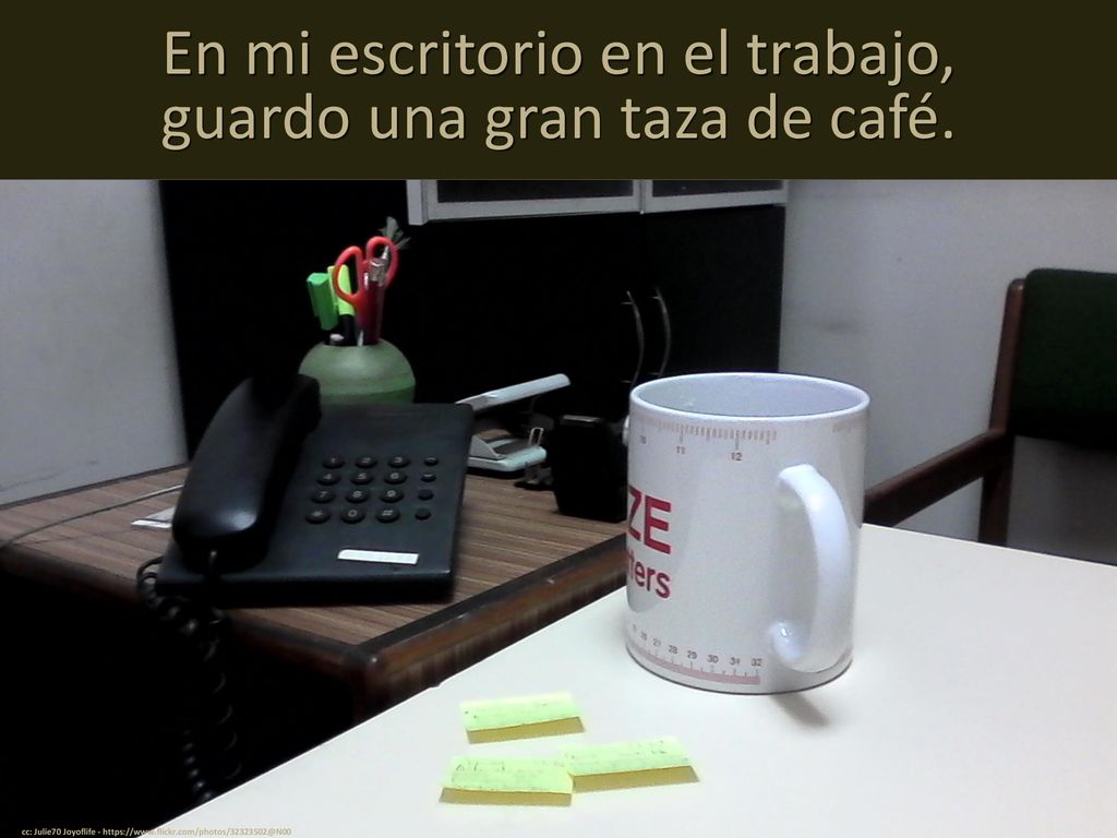 En mi escritorio en el trabajo, guardo una gran taza de café.