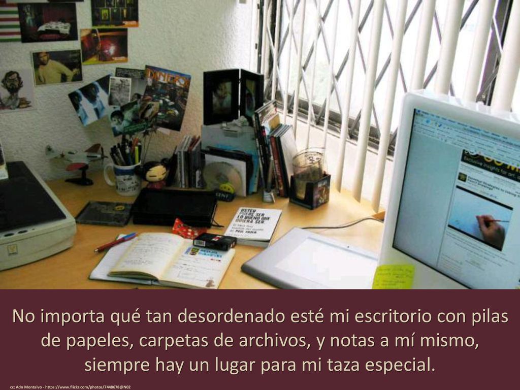No importa qué tan desordenado esté mi escritorio con pilas de papeles, carpetas de archivos, y notas a mí mismo, siempre hay un lugar para mi taza especial.