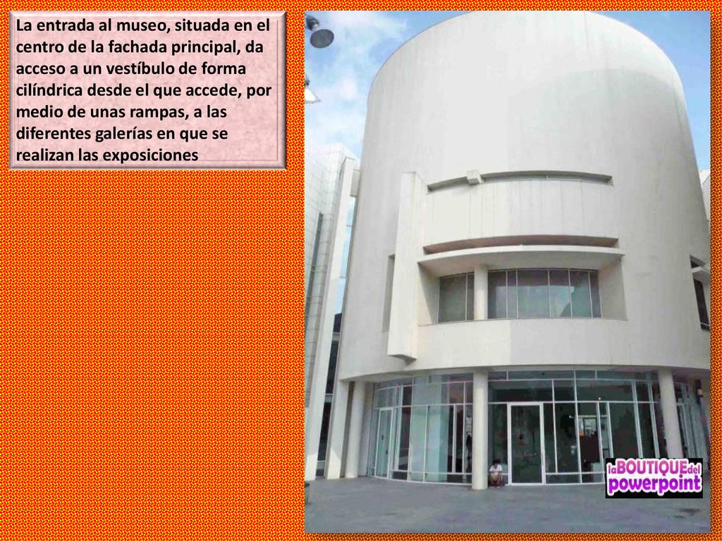La entrada al museo, situada en el centro de la fachada principal, da acceso a un vestíbulo de forma cilíndrica desde el que accede, por medio de unas rampas, a las diferentes galerías en que se realizan las exposiciones