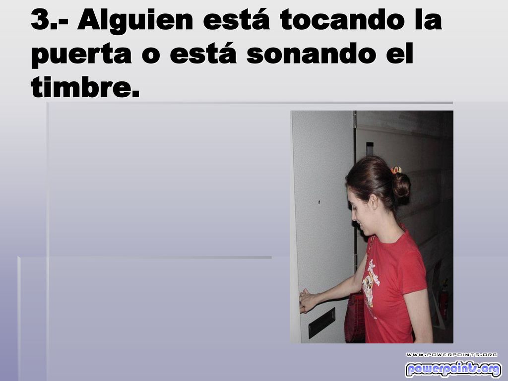 3.- Alguien está tocando la puerta o está sonando el timbre.
