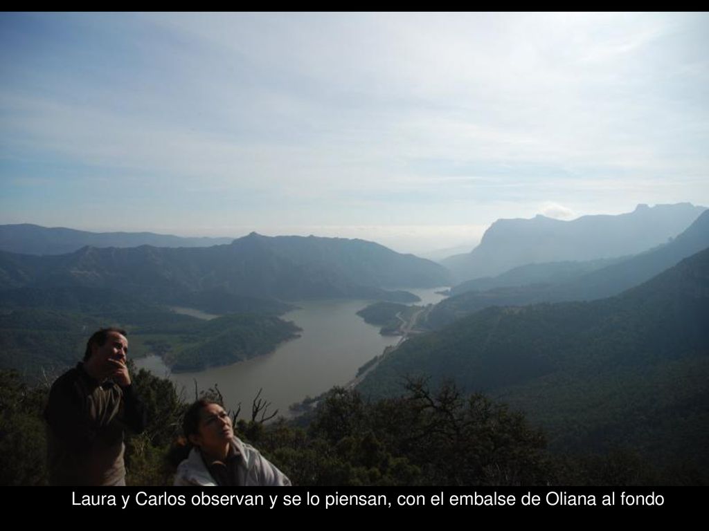 Laura y Carlos observan y se lo piensan, con el embalse de Oliana al fondo