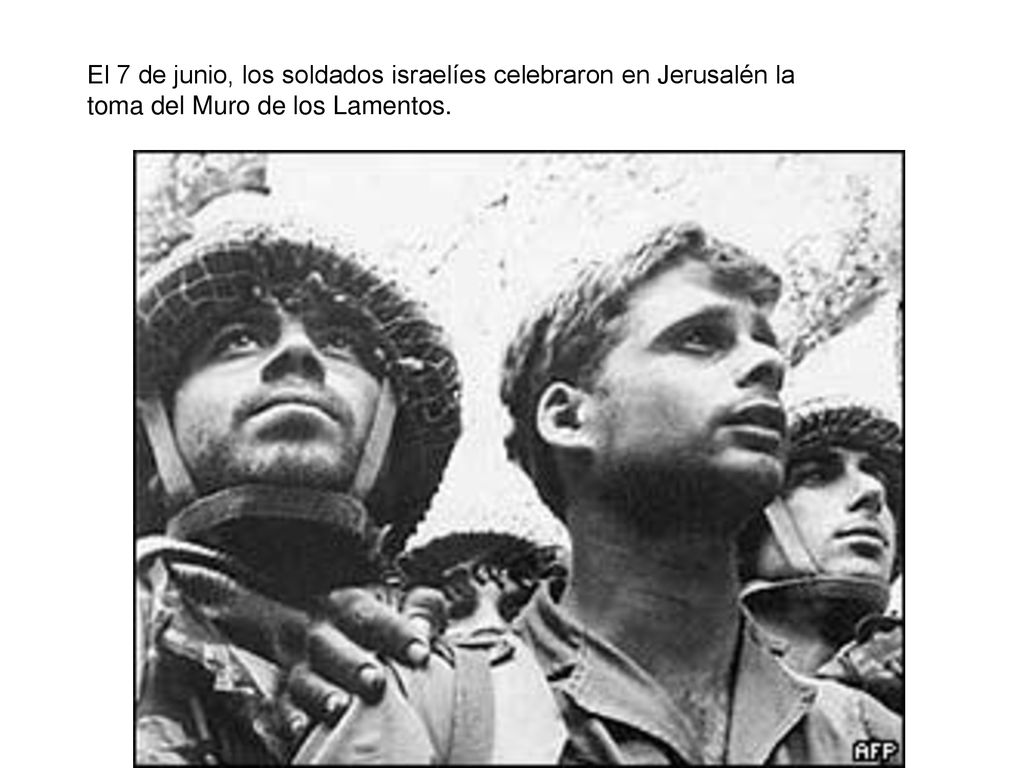 El 7 de junio, los soldados israelíes celebraron en Jerusalén la toma del Muro de los Lamentos.