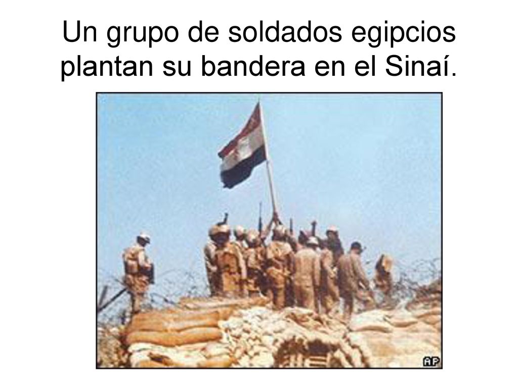 Un grupo de soldados egipcios plantan su bandera en el Sinaí.
