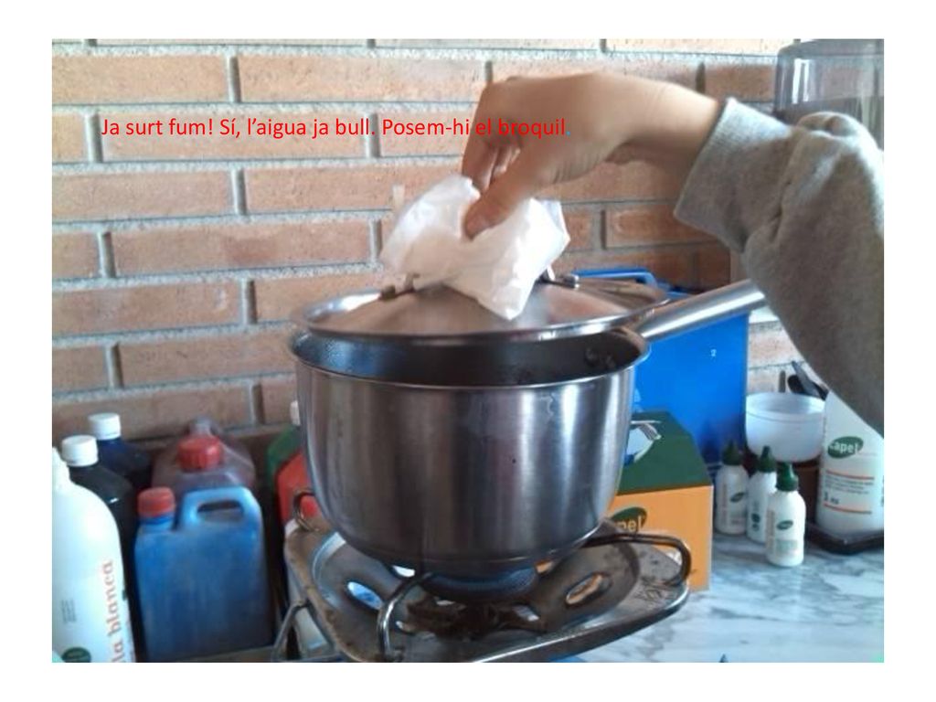 Ja surt fum! Sí, l’aigua ja bull. Posem-hi el broquil.