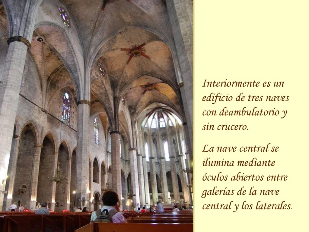 Interiormente es un edificio de tres naves con deambulatorio y sin crucero.