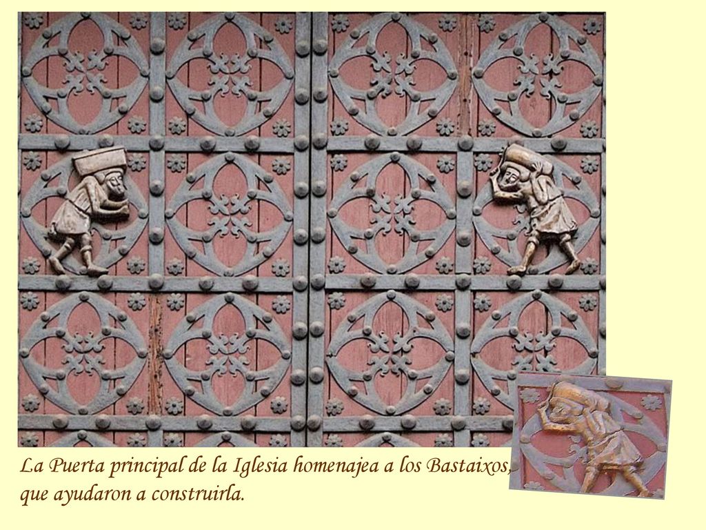 La Puerta principal de la Iglesia homenajea a los Bastaixos, que ayudaron a construirla.