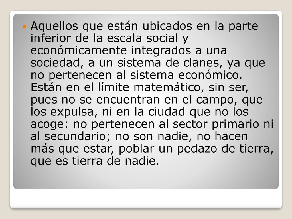 Aquellos que están ubicados en la parte inferior de la escala social y económicamente integrados a una sociedad, a un sistema de clanes, ya que no pertenecen al sistema económico.