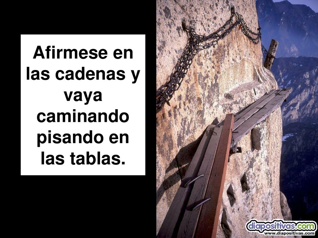 Afirmese en las cadenas y vaya caminando pisando en las tablas.