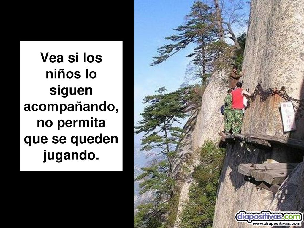 Vea si los niños lo siguen acompañando,no permita que se queden jugando.