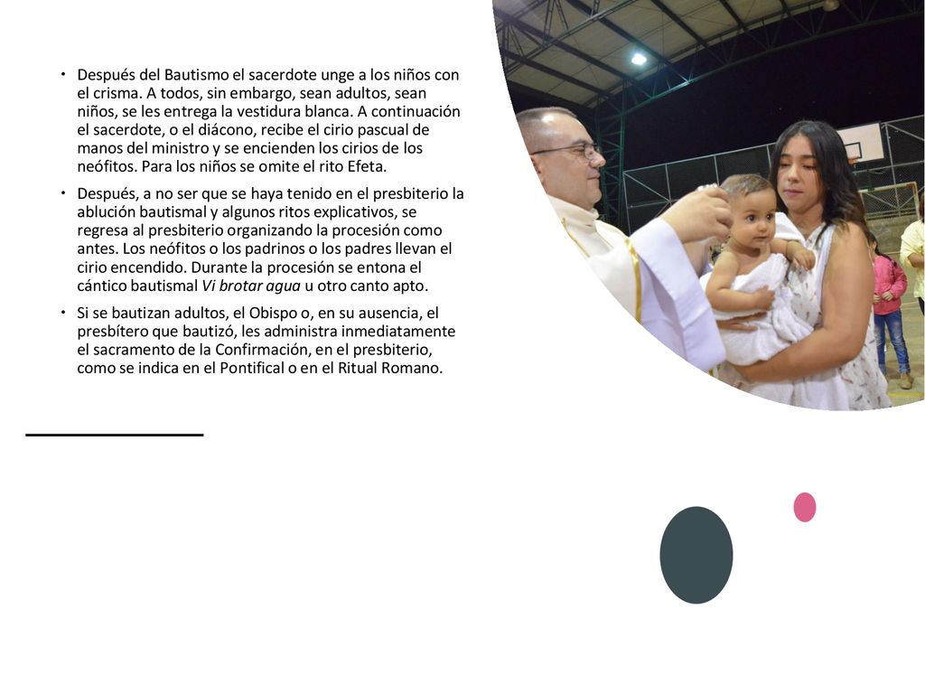 Después del Bautismo el sacerdote unge a los niños con el crisma