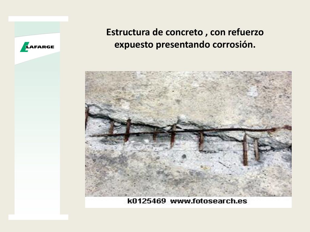 Estructura de concreto , con refuerzo expuesto presentando corrosión.