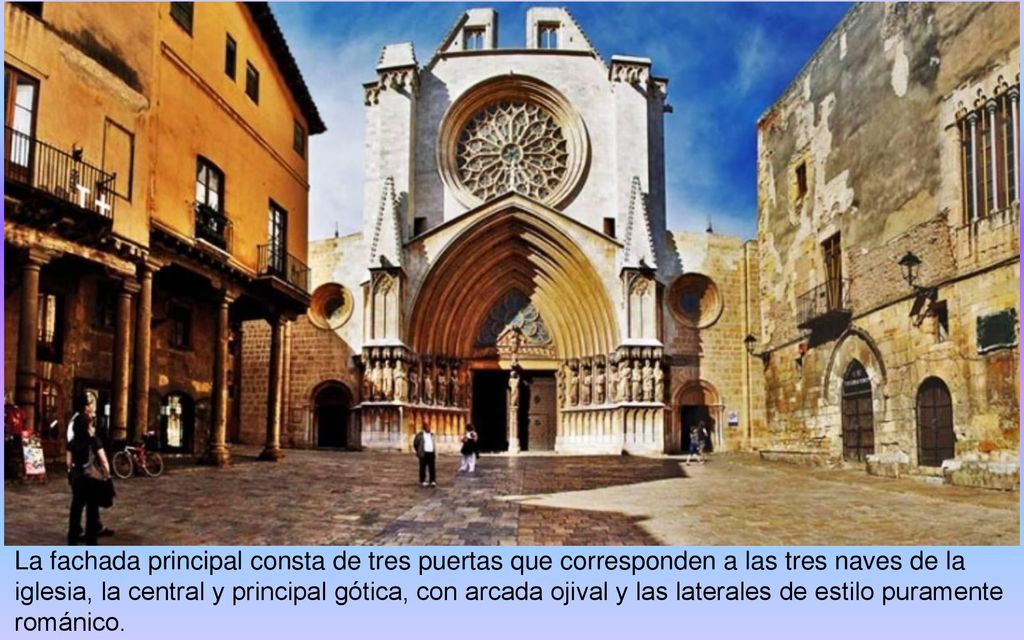 La fachada principal consta de tres puertas que corresponden a las tres naves de la iglesia, la central y principal gótica, con arcada ojival y las laterales de estilo puramente románico.