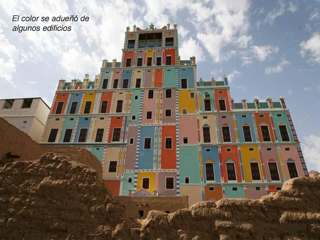 El color se adueñó de algunos edificios