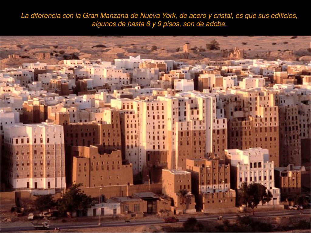 La diferencia con la Gran Manzana de Nueva York, de acero y cristal, es que sus edificios, algunos de hasta 8 y 9 pisos, son de adobe.