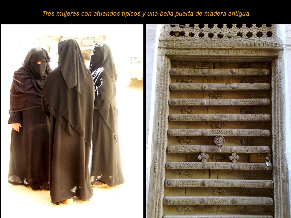 Tres mujeres con atuendos típicos y una bella puerta de madera antigua.