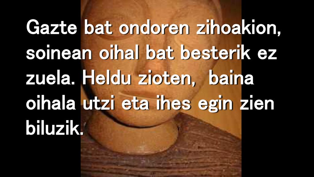 Gazte bat ondoren zihoakion, soinean oihal bat besterik ez zuela