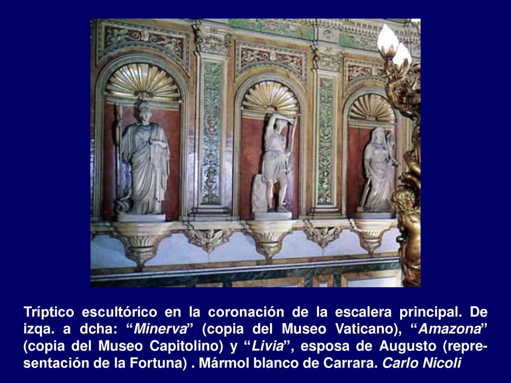 Tríptico escultórico en la coronación de la escalera principal.