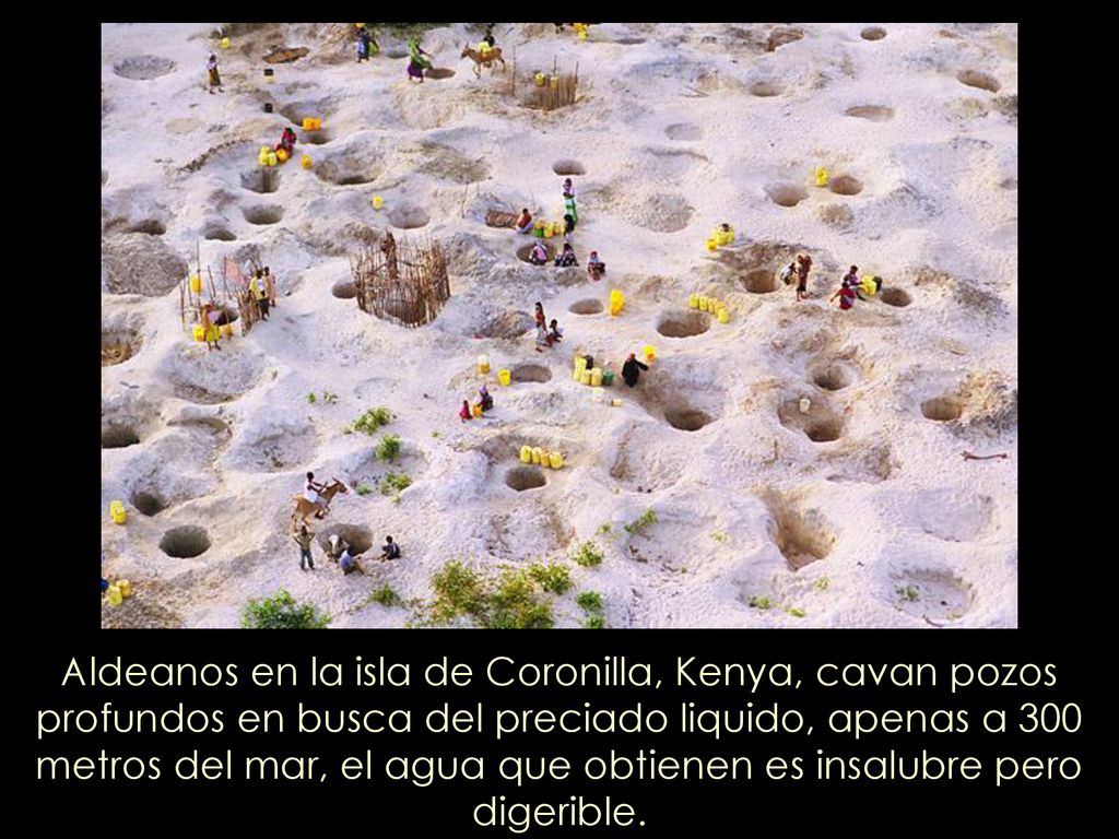 Aldeanos en la isla de Coronilla, Kenya, cavan pozos profundos en busca del preciado liquido, apenas a 300 metros del mar, el agua que obtienen es insalubre pero digerible.