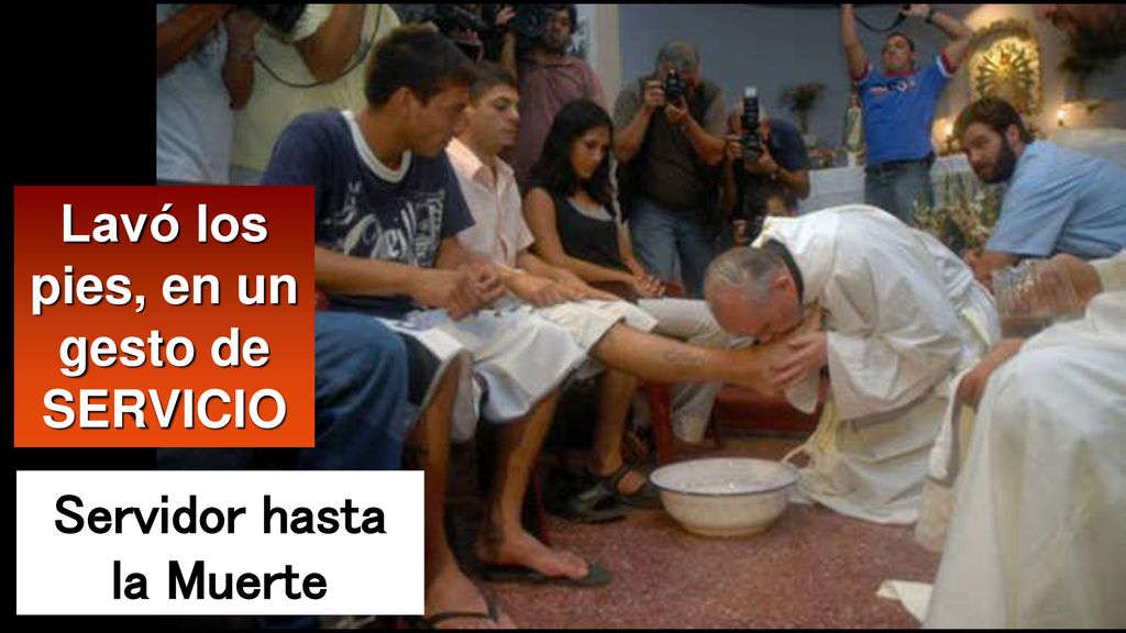 Lavó los pies, en un gesto de SERVICIO Servidor hasta la Muerte