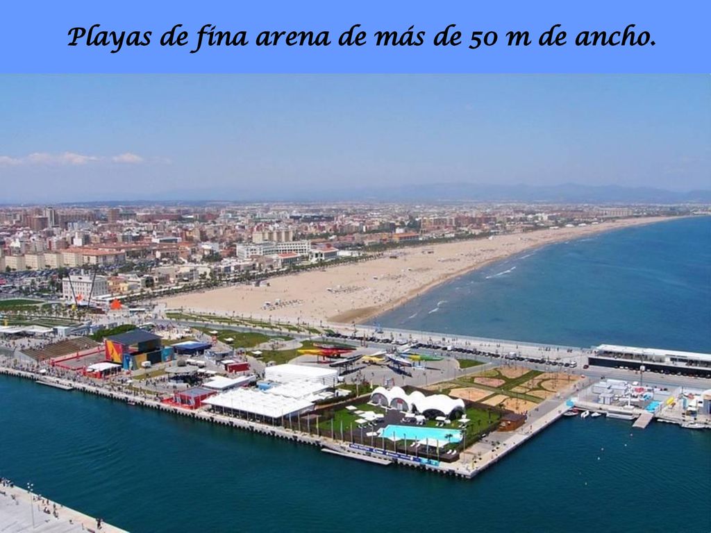 Playas de fina arena de más de 50 m de ancho.