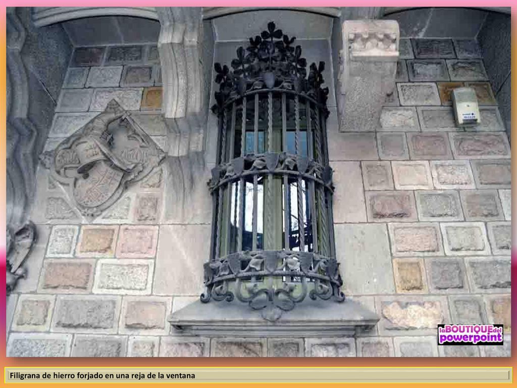 Filigrana de hierro forjado en una reja de la ventana