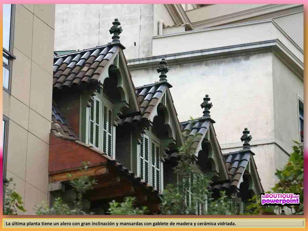 La última planta tiene un alero con gran inclinación y mansardas con gablete de madera y cerámica vidriada.