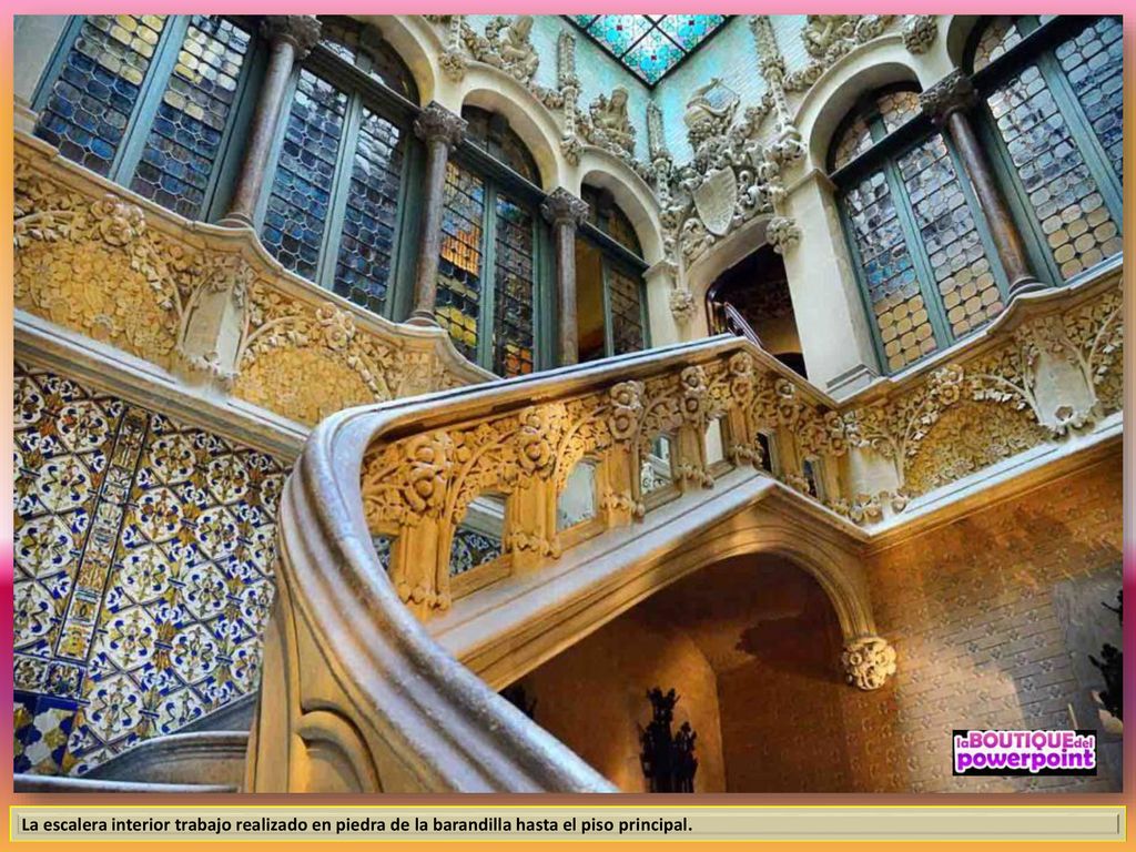 La escalera interior trabajo realizado en piedra de la barandilla hasta el piso principal.