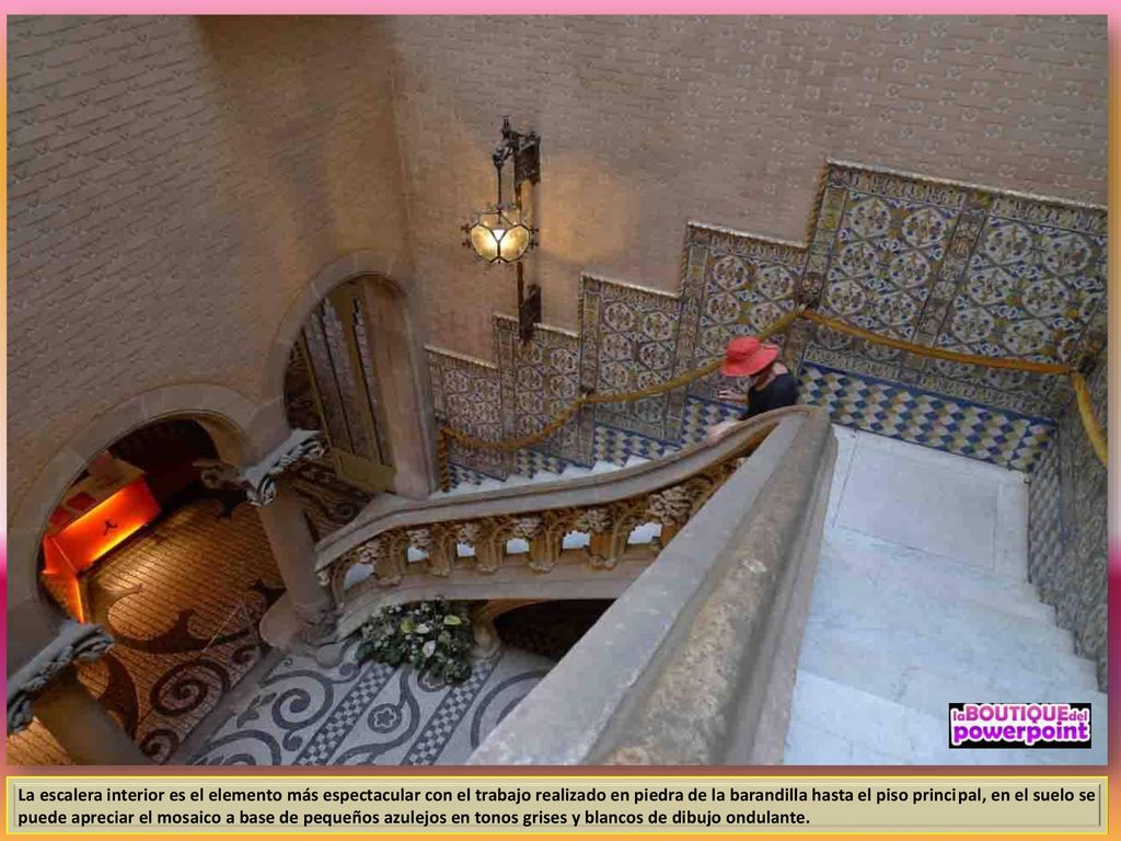 La escalera interior es el elemento más espectacular con el trabajo realizado en piedra de la barandilla hasta el piso principal, en el suelo se puede apreciar el mosaico a base de pequeños azulejos en tonos grises y blancos de dibujo ondulante.
