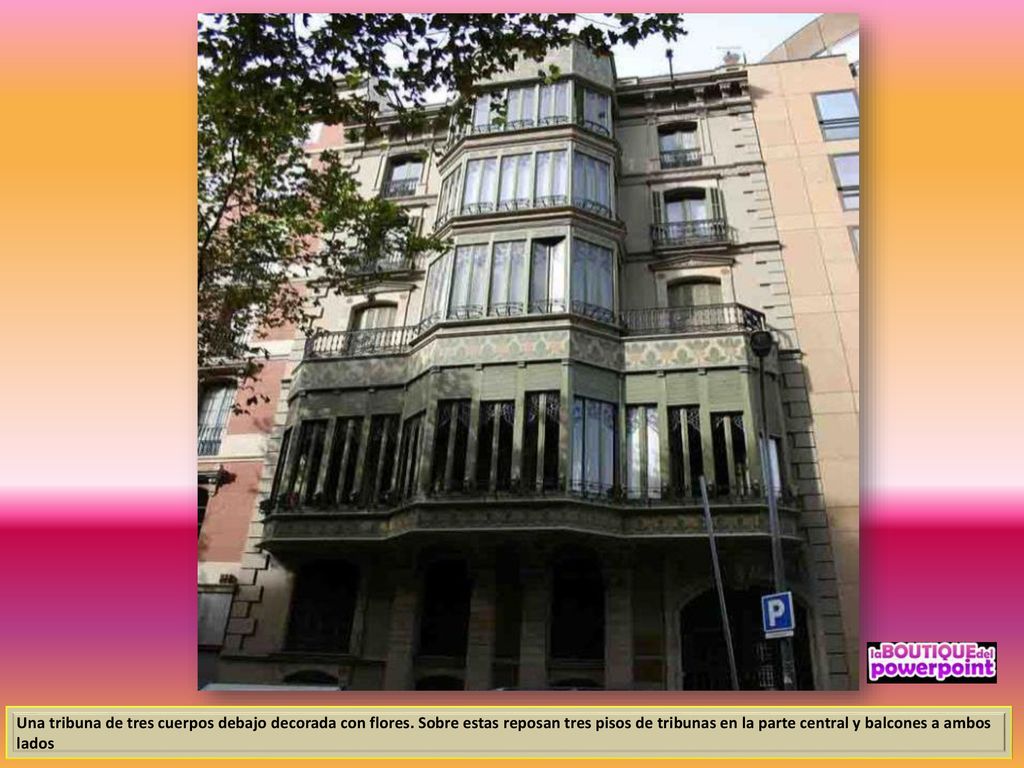 Una tribuna de tres cuerpos debajo decorada con flores