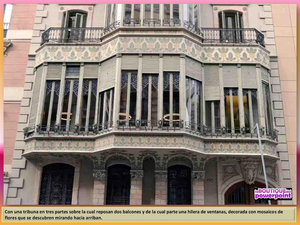 Con una tribuna en tres partes sobre la cual reposan dos balcones y de la cual parte una hilera de ventanas, decorada con mosaicos de flores que se descubren mirando hacia arriban.
