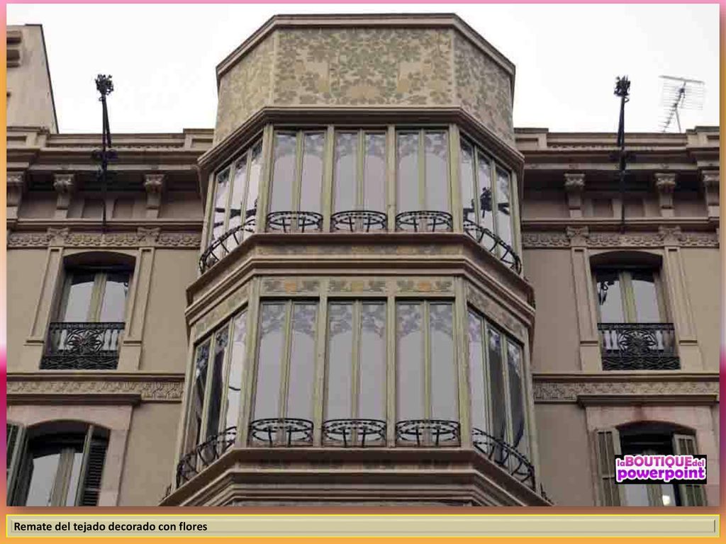 Remate del tejado decorado con flores