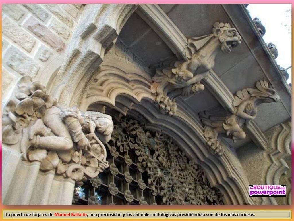 La puerta de forja es de Manuel Ballarín, una preciosidad y los animales mitológicos presidiéndola son de los más curiosos.