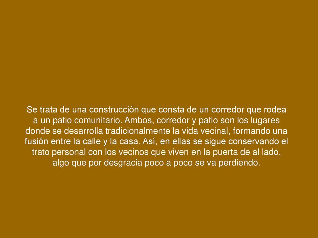 Se trata de una construcción que consta de un corredor que rodea a un patio comunitario.