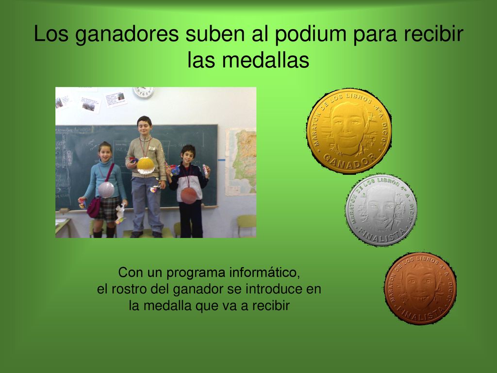 Los ganadores suben al podium para recibir las medallas