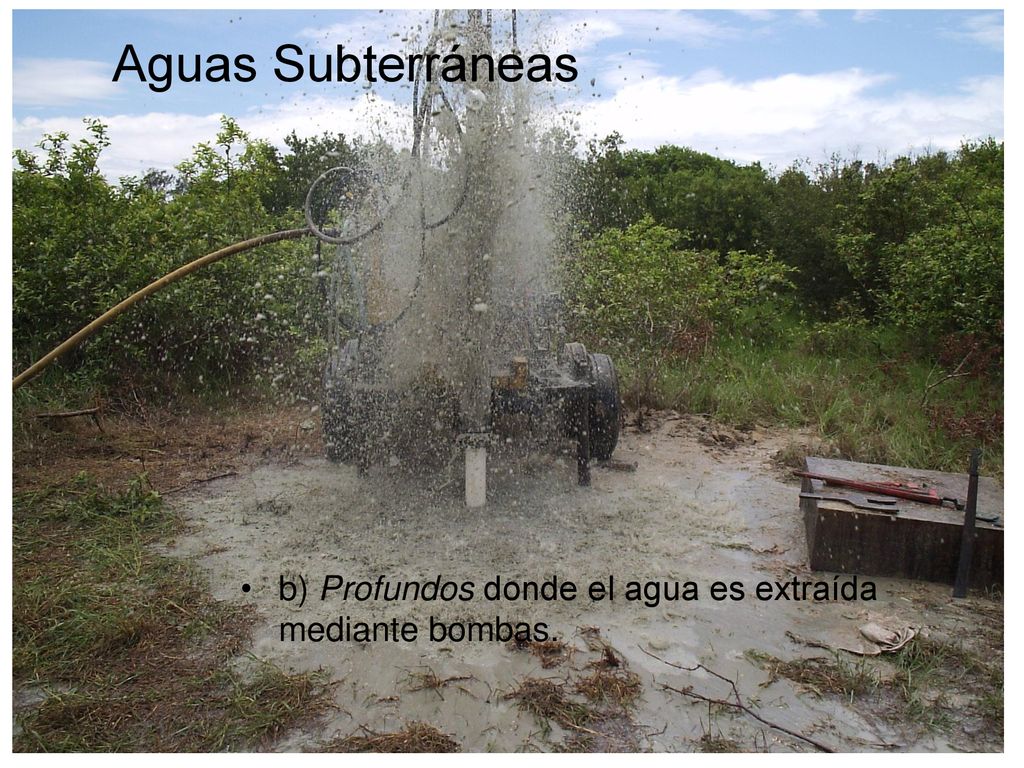 Aguas Subterráneas b) Profundos donde el agua es extraída mediante bombas.