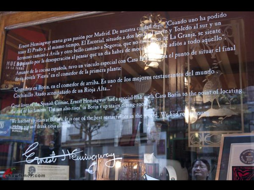 Sin olvidar al no menos famoso novelista norteamericano Ernest Hemingway que escribe un su famosa novela Fiesta lo siguiente: Comimos en Botín, en el comedor de arriba.